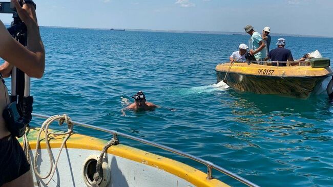 Операция по подъему бронированной разведывательно-дозорной машина (БРДМ-2) в Керченском проливе