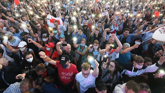 Участники митинга-встречи кандидата в президенты Беларуси Светланы Тихановской с избирателями в парке Дружбы народов в Минске