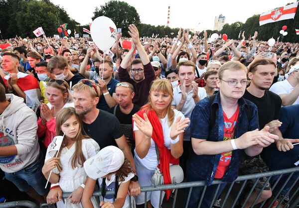 Участники митинга-встречи кандидата в президенты Беларуси Светланы Тихановской с избирателями в парке Дружбы народов в Минске Участники митинга-встречи кандидата в президенты Беларуси Светланы Тихановской с избирателями в парке Дружбы народов в Минске