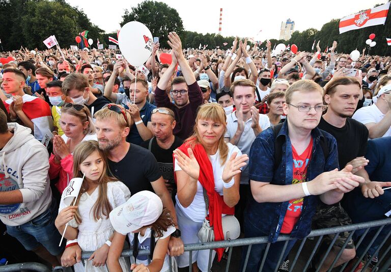 Участники митинга-встречи кандидата в президенты Беларуси Светланы Тихановской с избирателями в парке Дружбы народов в Минске Участники митинга-встречи кандидата в президенты Беларуси Светланы Тихановской с избирателями в парке Дружбы народов в Минске
