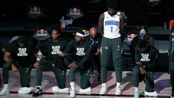 Баскетболист Орландо Мэджик Джонатан Айзек с одноклубниками перед матчем НБА с Бруклин Нетс