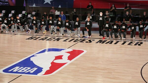 Команда НБА Сан Антонио Сперс перед игрой с Сакраменто Кингз
