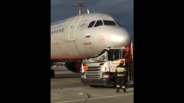 Последствия аварии с бензовозом и самолетом в Шереметьево попали на видео