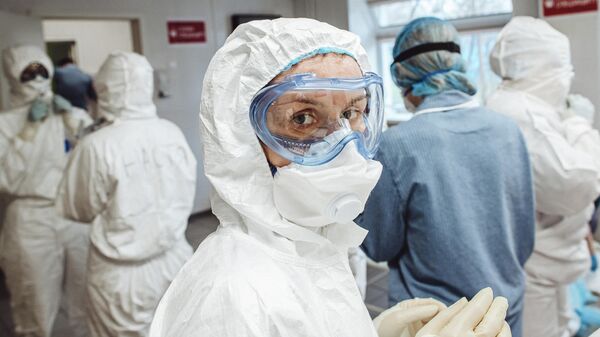 Фотографии в проекте RT Эпидемия с Антоном Красовским, посвященные борьбе медиков с коронавирусной инфекцией в России