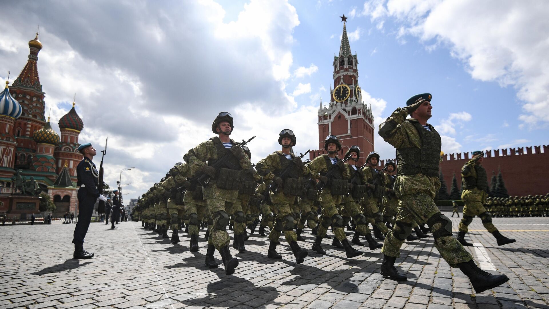 Торжественный парад военнослужащих Воздушно-десантных войск по Красной площади во время праздничных мероприятий, посвященных Дню ВДВ - РИА Новости, 1920, 02.08.2022