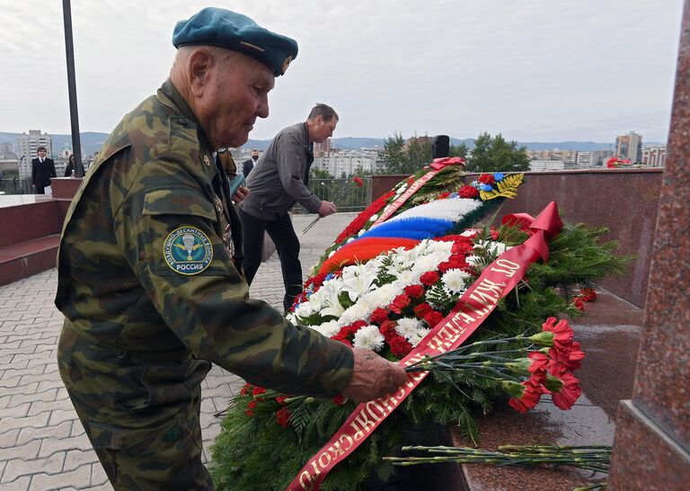 Ветеран Великой Отечественной войны, старейший десантник Георгий Ивкин на церемонии возложения венков и цветов к мемориалу воинам-интернационалистам в день 90-летия Воздушно-десантных войск России на Поклонной горе в Красноярске