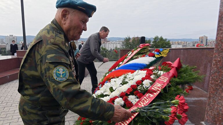 Ветеран Великой Отечественной войны, старейший десантник Георгий Ивкин на церемонии возложения венков и цветов к мемориалу воинам-интернационалистам в день 90-летия Воздушно-десантных войск России на Поклонной горе в Красноярске