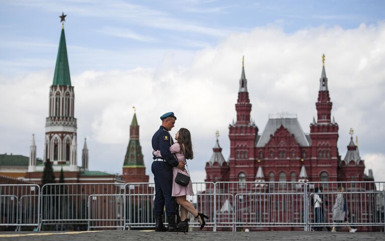 Десантник с девушкой на Красной площади в Москве