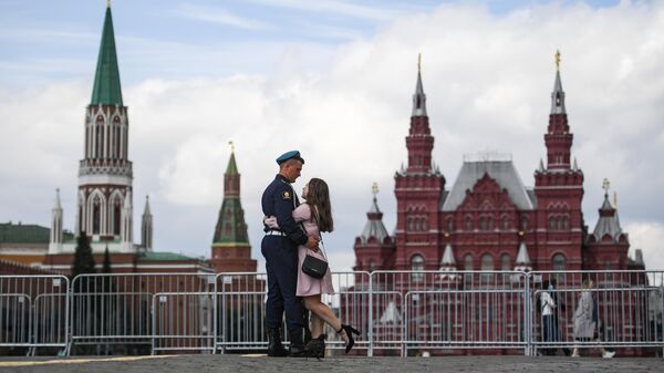 Десантник с девушкой на Красной площади в Москве