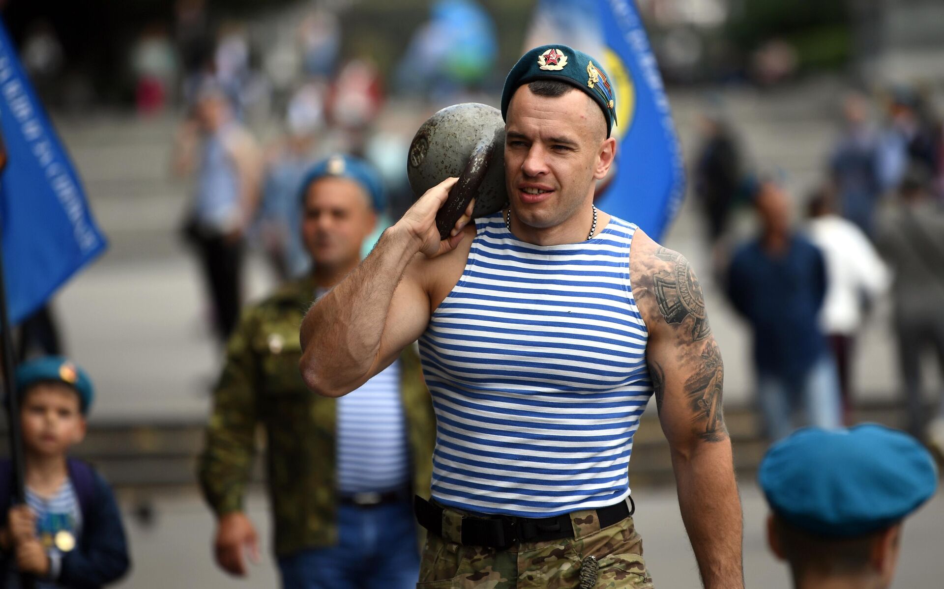 Десантники на праздновании Дня Воздушно-десантных войск в парке Горького в Москве - РИА Новости, 1920, 29.07.2021