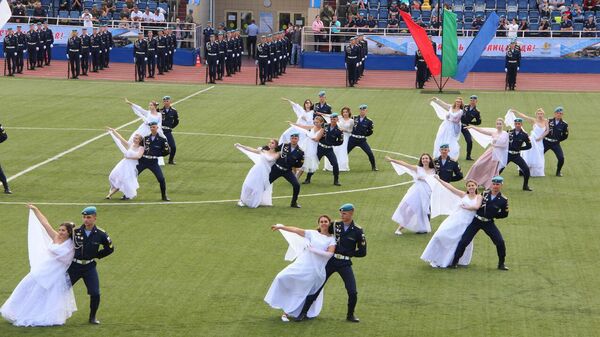 Участники военно-спортивного праздника в честь 90-летия ВДВ в Рязани