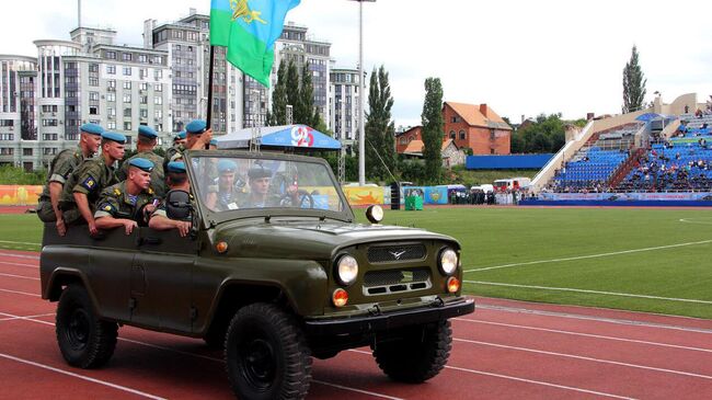 Участники военно-спортивного праздника в честь 90-летия ВДВ в Рязани