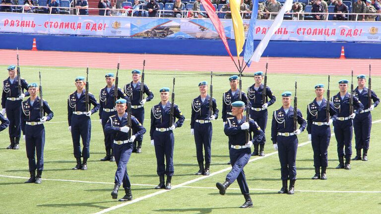 Участники военно-спортивного праздника в честь 90-летия ВДВ в Рязани