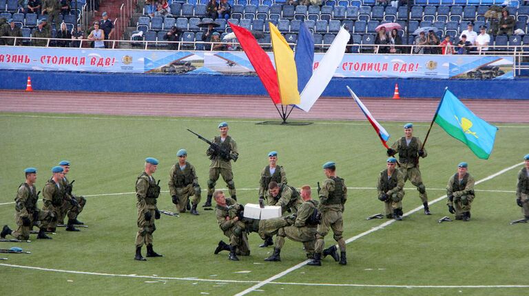 Участники военно-спортивного праздника в честь 90-летия ВДВ в Рязани