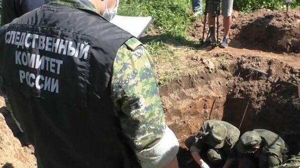 Следственные действия на месте обнаружения массового захоронения в Псковской области