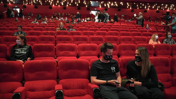 Зрители в зале перед показом фильма в кинотеатре Каро 11 Октябрь в Москве