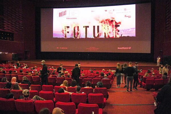Зрители в зале перед показом фильма в кинотеатре Каро 11 Октябрь в Москве
