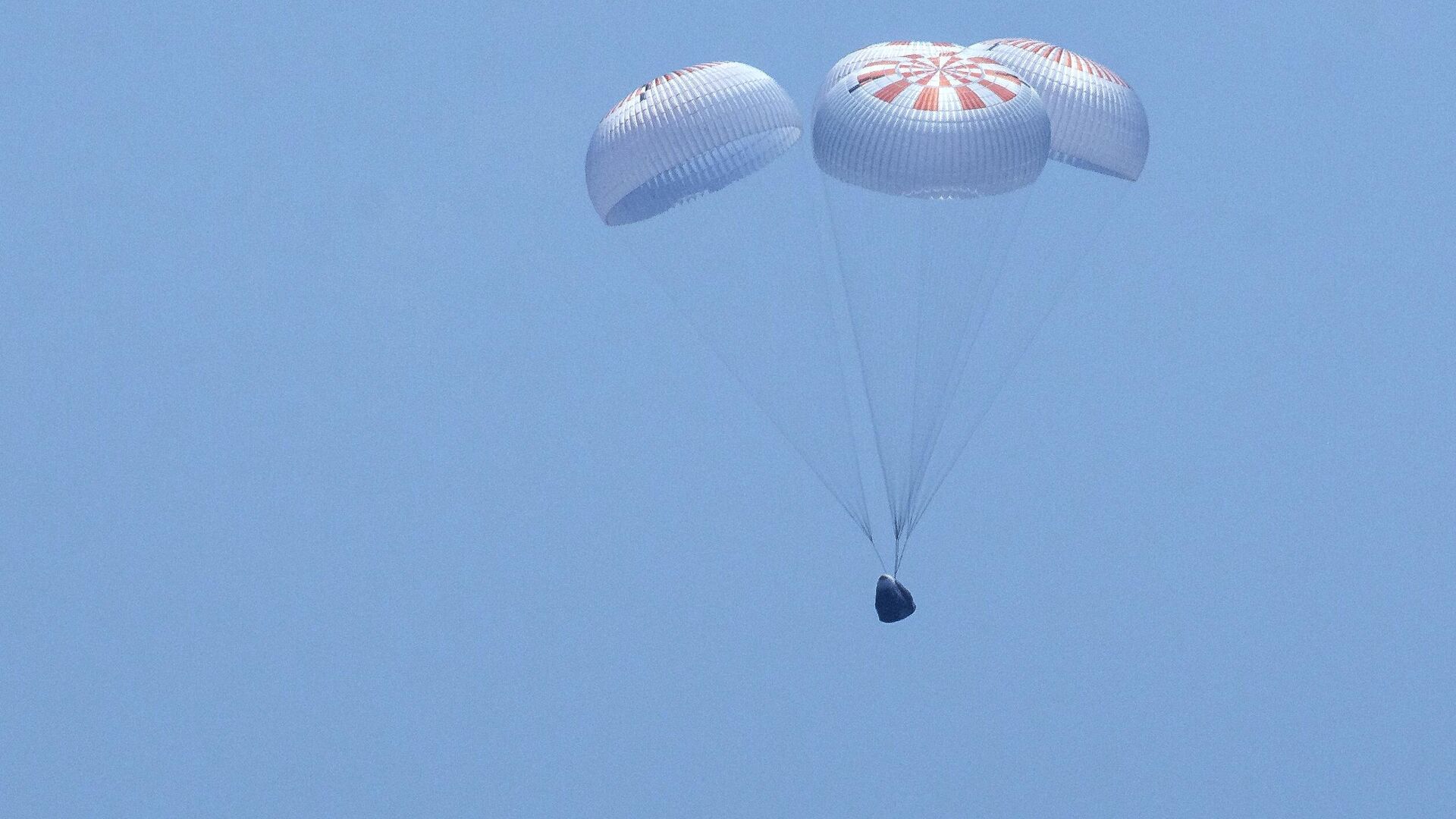 Космический корабль Crew Dragon совершает приводнение в Атлантическом океане у побережья Флориды в Мексиканском заливе - РИА Новости, 1920, 12.03.2024