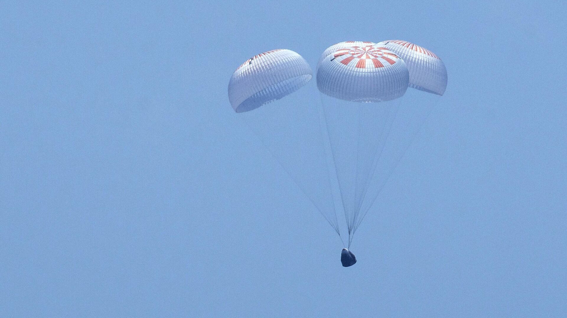 Космический корабль Crew Dragon совершает приводнение в Атлантическом океане у побережья Флориды в Мексиканском заливе - РИА Новости, 1920, 12.03.2024