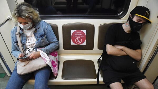 Пассажиры едут в вагоне Московского метрополитена