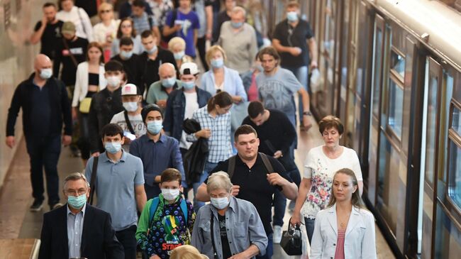 Пассажиры на станции Московского метрополитена