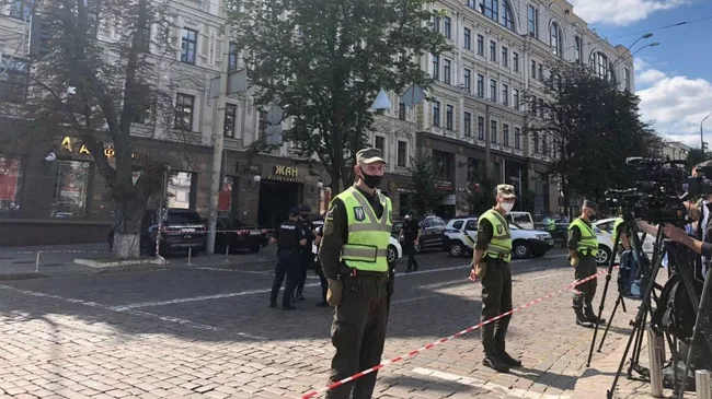 Сотрудники правоохранительных органов Украины возле бизнес-центре Леонардо в Киеве