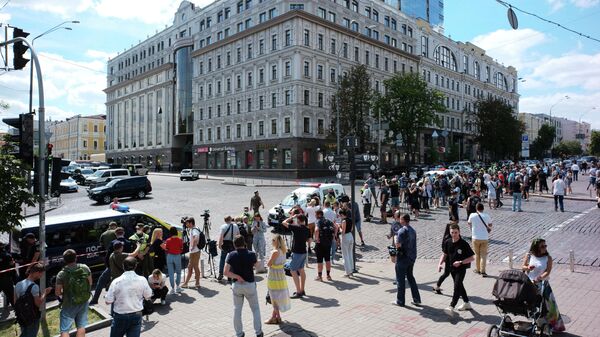 Сотрудники правоохранительных органов Украины возле бизнес-центре Леонардо в Киеве