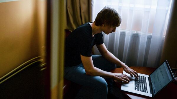 Молодой человек с компьютером