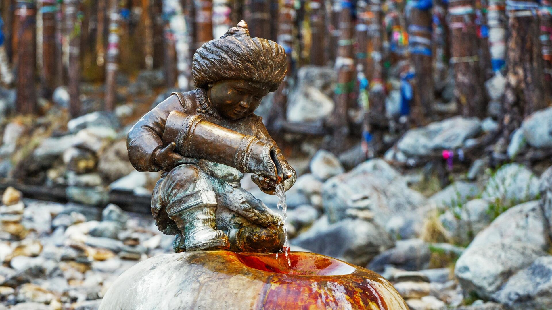 Бронзовая скульптура мальчика с кувшином, из которого льется целебная вода в Тункинском районе республики Бурятия - РИА Новости, 1920, 06.08.2020