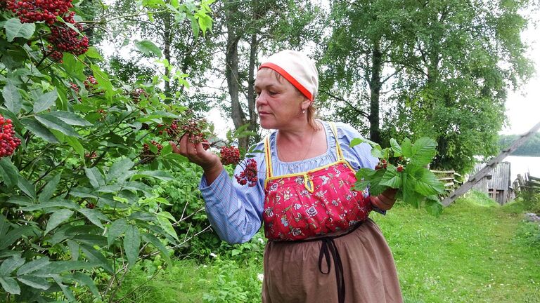 Женщина в традиционном костюме