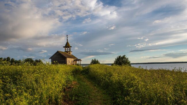 Часовня Самсона (ХIХ век) в деревне Кондобережская Медвежьегорского района Республики Карелия. Деревня расположена на берегу Онежского озера в исторической области Заонежье