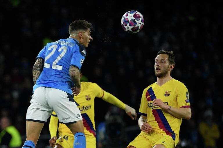 Джованни Ди Лоренцо (слева) и Иван Ракитич в матче Наполи и Барселоны