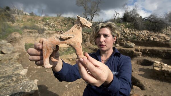 Глиняные статуэтки, найденные в результате археологических раскопок в  Тель-Моца близ Иерусалима, Израиль
