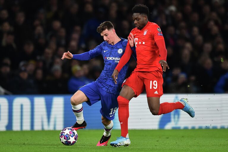 Мейсон Маунт (слева) и Альфонсо Дэвис в матче Челси и Баварии