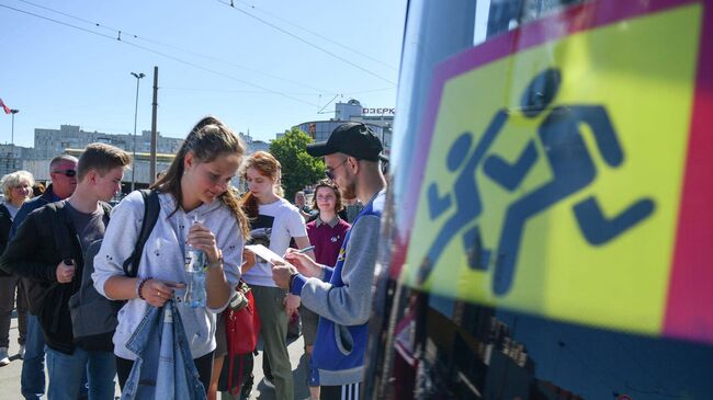 Подростки перед отъездом в летний лагерь