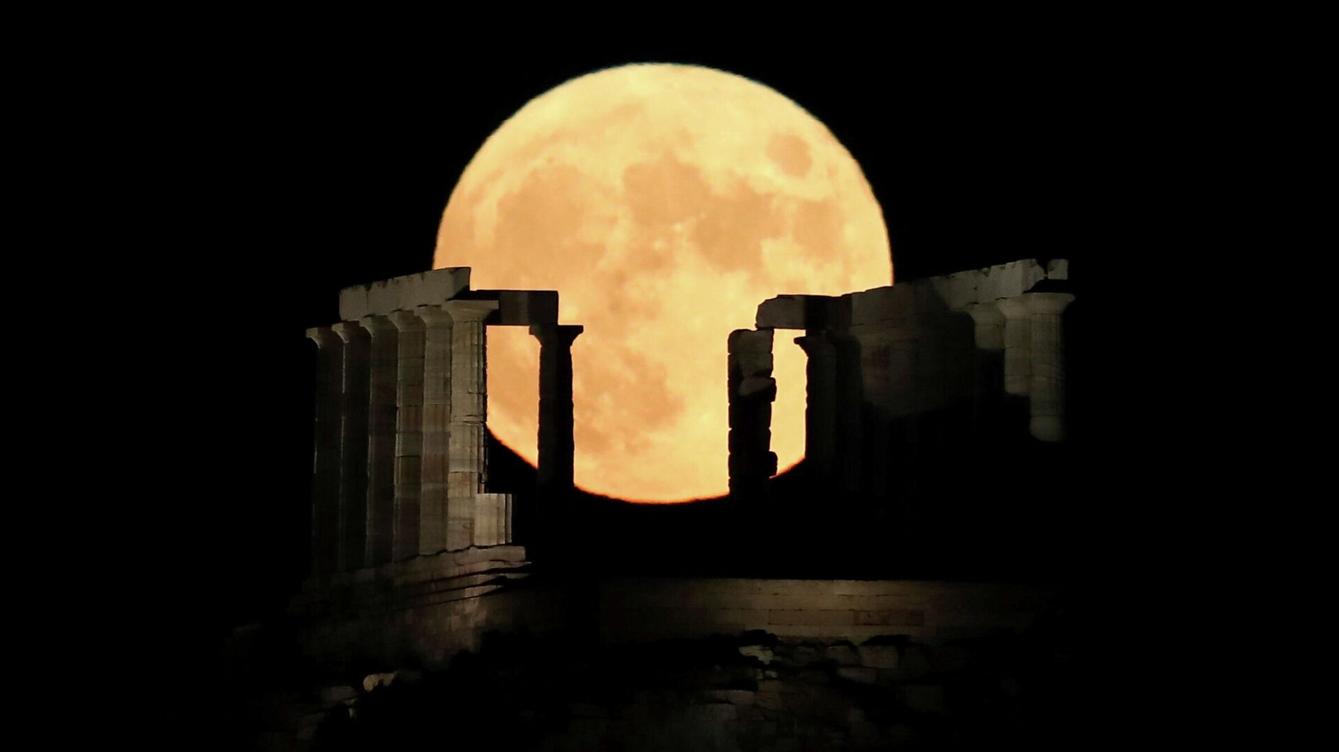 Полная луна за храмом Посейдона на мысе Сунион недалеко от Афин, Греция  - РИА Новости, 1920, 04.08.2020
