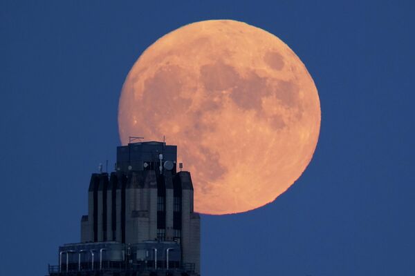 Полная луна в Канзас-Сити, штат Миссури, США