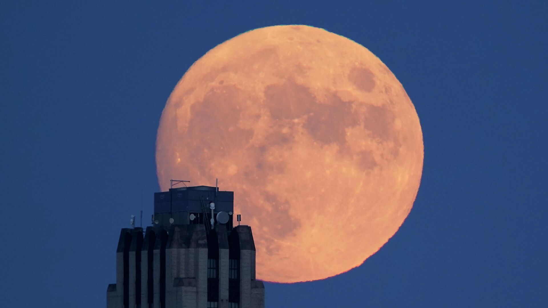 Правда что вчера в америке упала луна. Луна 28.04.2021. Луна в Америке. Самая большая Луна. Падение Луны.