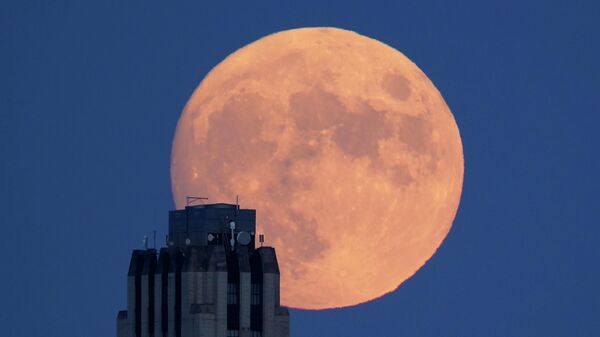 Полная луна в Канзас-Сити, штат Миссури, США