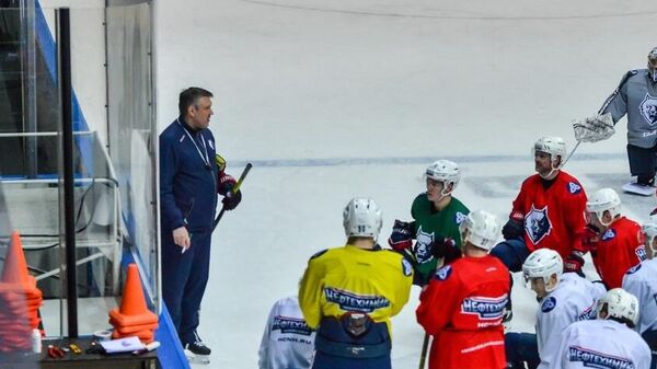 Тренер Борис Миронов с хоккеистами Нефтехимика 