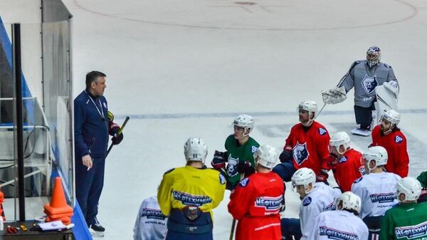 Тренер Борис Миронов с хоккеистами Нефтехимика 