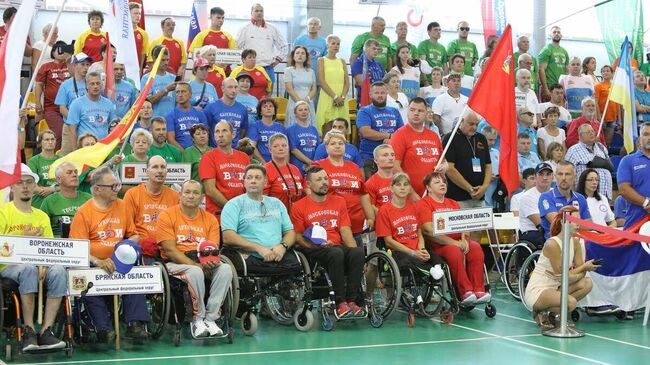 Участники физкультурно-спортивного фестиваля для людей с инвалидностью