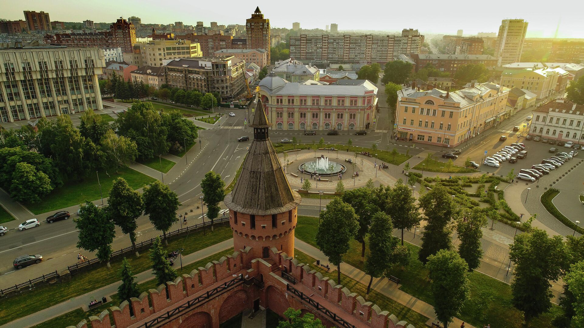 Спасская башня Тульского кремля (на первом плане) и Крестовоздвиженская площадь - РИА Новости, 1920, 25.04.2021