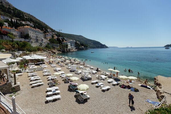 Отдыхающие на пляже Банье в Дубровнике, Хорватия