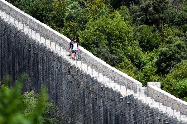 Туристы на Великой Хорватской стене