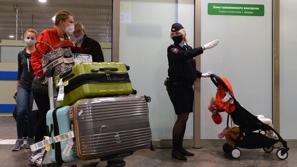 Пассажиры, прибывшие рейсом Аэрофлота из Нью-Йорка, выходят из зоны таможенного контроля в терминале F Международного аэропорта Шереметьево имени А. С. Пушкина