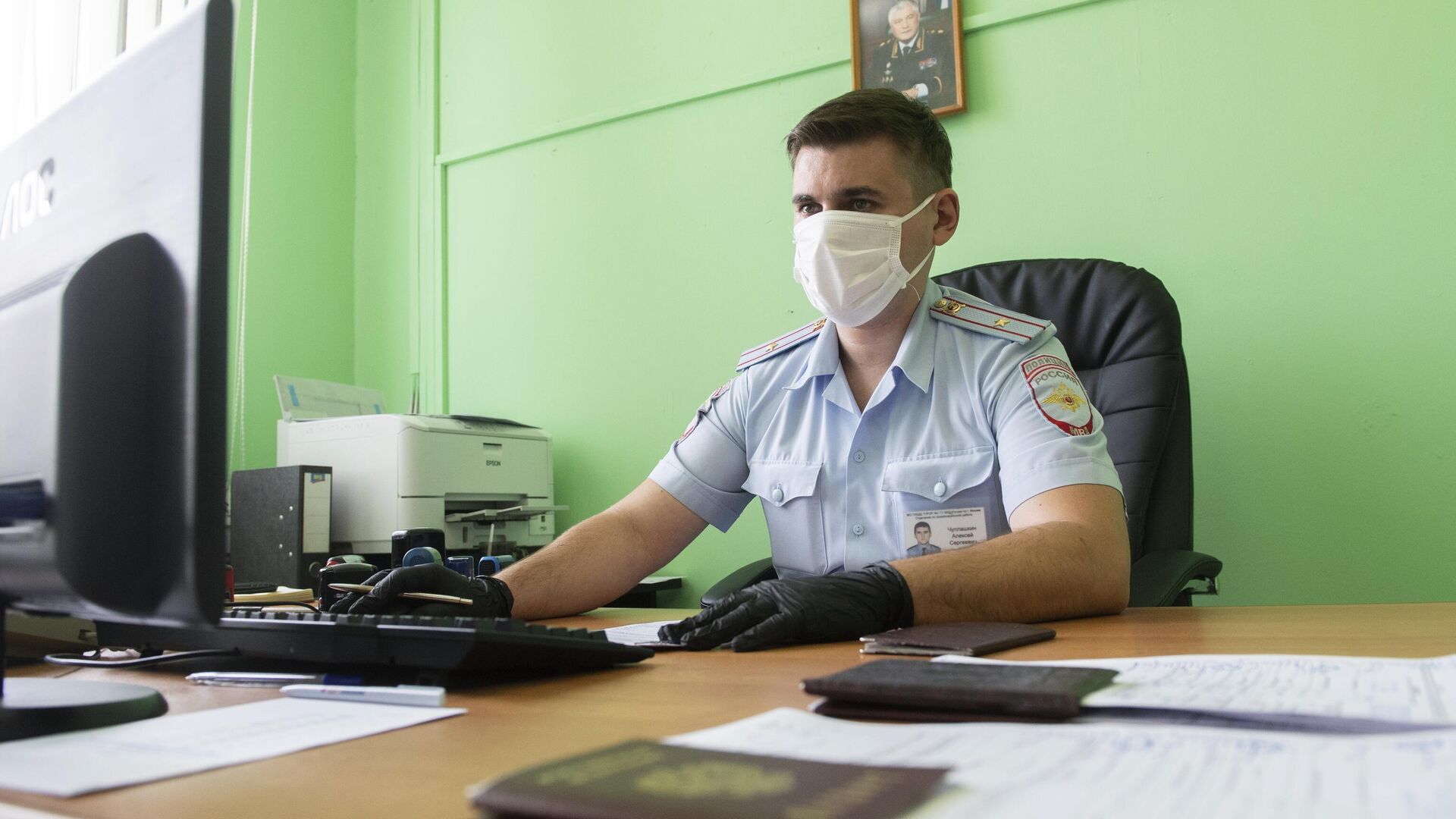 Сотрудник отделения по экзаменационной работе ГИБДД в Москве - РИА Новости, 1920, 29.12.2020