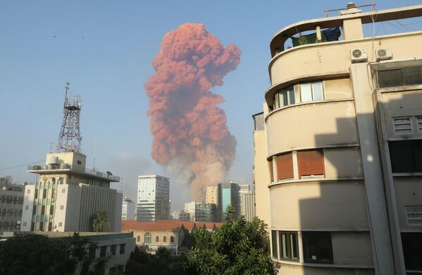Дым от взрыва в Бейруте, Ливан