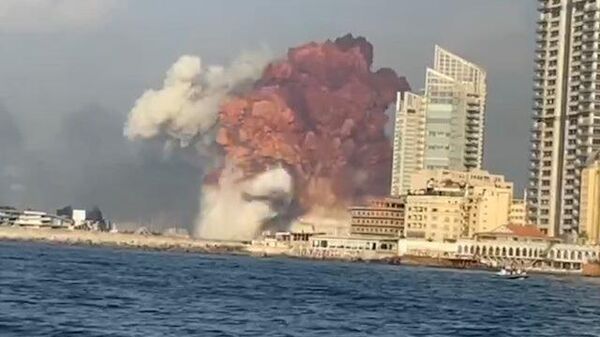 Кадры мощного взрыва в районе порта в Бейруте