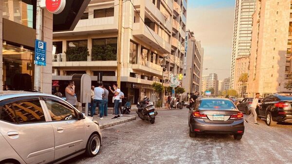Осколки выбитых витрин и окон зданий в Бейруте после взрыва в районе порта